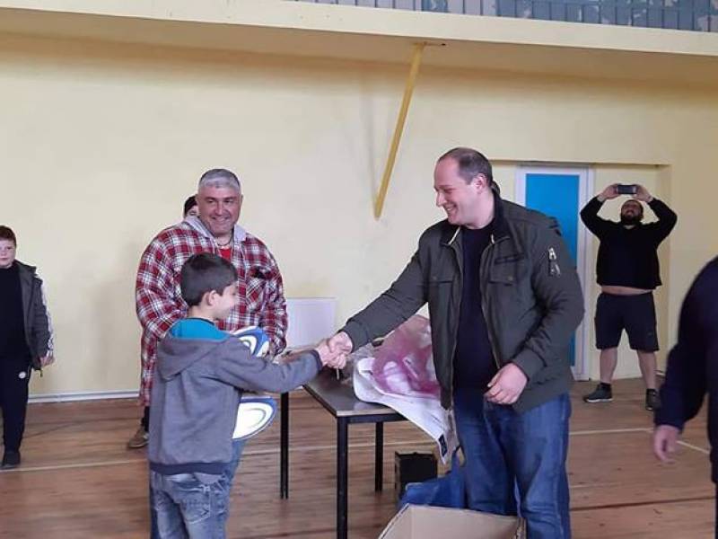 ცაგერის მუნიციპალიტეტის მერმა- ავთანდილ უგრეხელიძემ კომპლექსურ სპორტულ სკოლას...